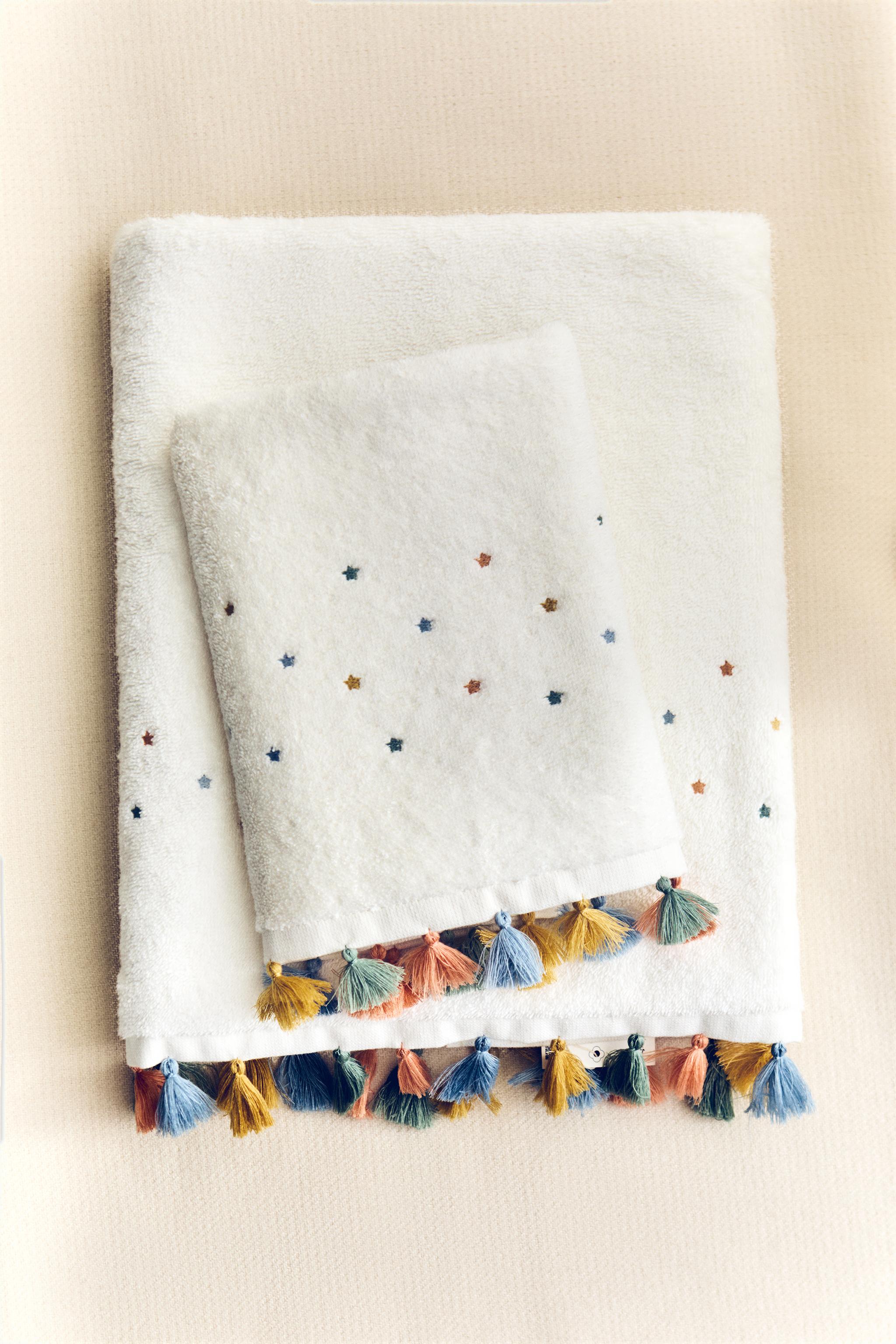 CHILDREN'S BATH TOWEL WITH POMPOMS